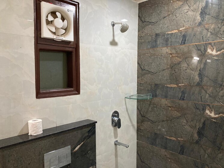Bathroom, hong-kong-bazaar 3 Bedroom 263 Sq.Yd. Builder Floor In Sector 57 Gurgaon 9218296