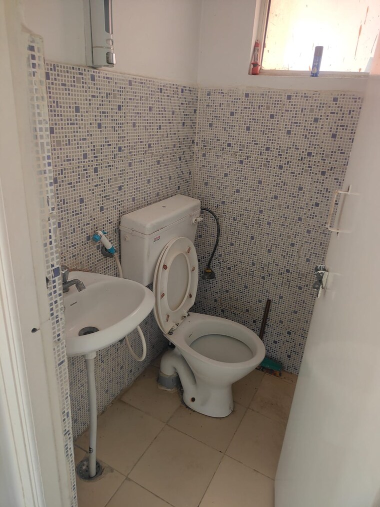 Bathroom, rof-aalayas 1.5 Bedroom 405 Sq.Ft. Apartment In Sector 102 Gurgaon 9218347