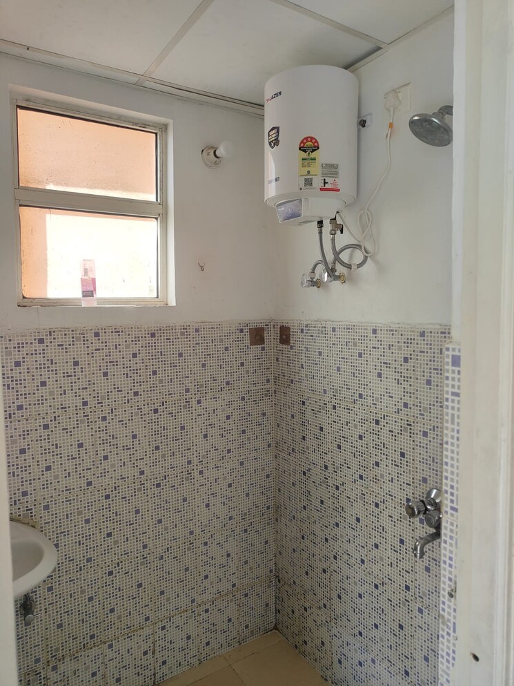 Bathroom, rof-aalayas 1.5 Bedroom 405 Sq.Ft. Apartment In Sector 102 Gurgaon 9218347