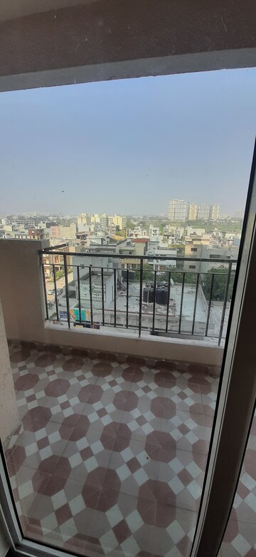 Room in 3 BHK Apartment at Land Craft Golf Links Apartment Phase 2, Pandav Nagar – for Rent