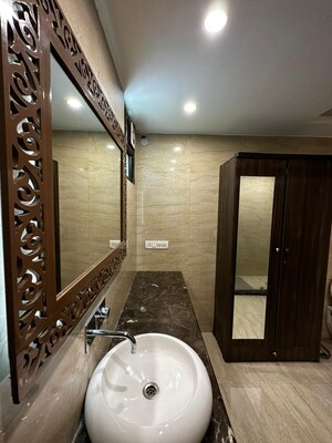 Furnished Amenities in 4 BHK Villa at DLF Royale Residences, Dlf Phase I – for Rent