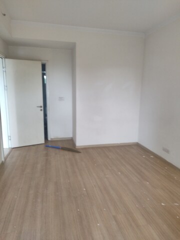 Room in 4 BHK Apartment at DLF Park Place, Sector 54 – for Rent
