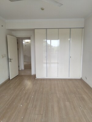 Room in 4 BHK Apartment at DLF Park Place, Sector 54 – for Rent