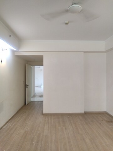 Room in 4 BHK Apartment at DLF Park Place, Sector 54 – for Rent