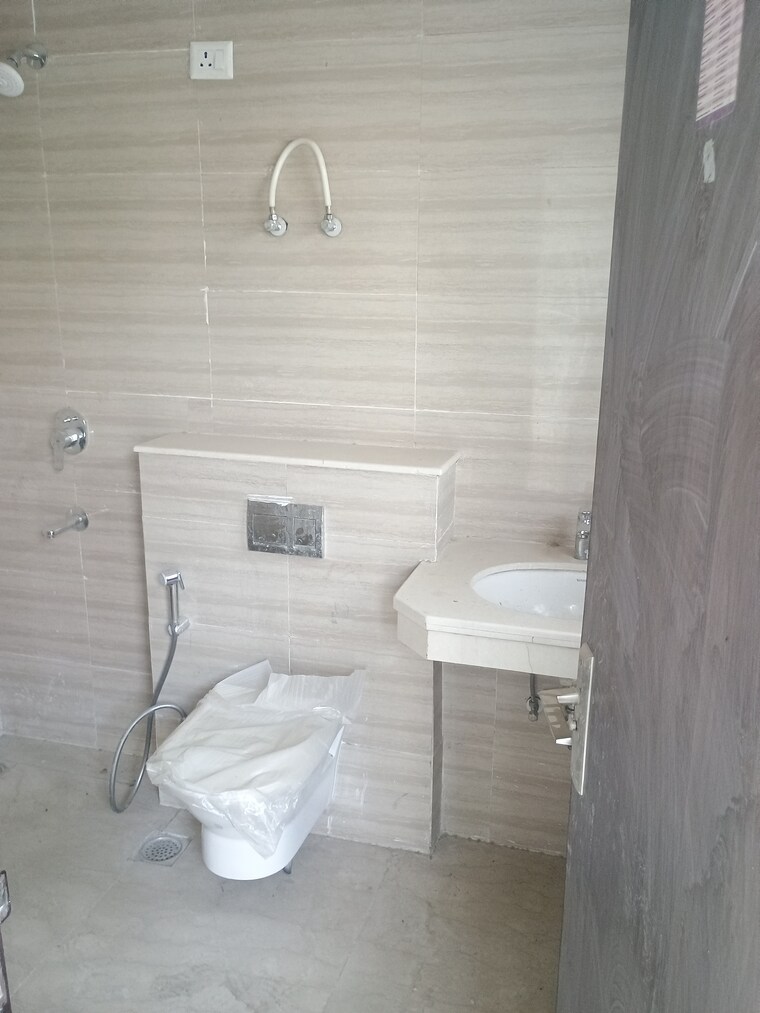 Bathroom, indiabulls-centrum-park 2.5 Bedroom 1420 Sq.Ft. Apartment In Sector 103 Gurgaon 9218640