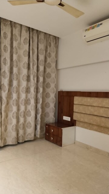 Room in 4 BHK Apartment at K Raheja Vistas, Powai – for Rent