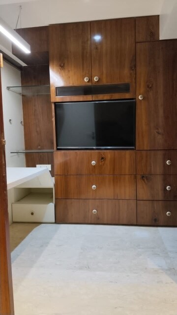 Furnished Amenities in 4 BHK Apartment at K Raheja Vistas, Powai – for Rent