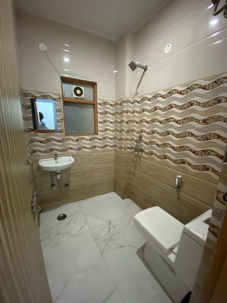 Bathroom, unitech-south-city-1 1 RK 250 Sq.Ft. Apartment In South City 1 Gurgaon 9218662