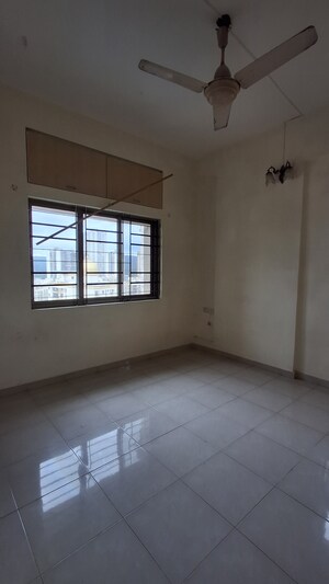 Room in 3 BHK Apartment at Bredco New Viceroy Park , Kandivali East – for Rent