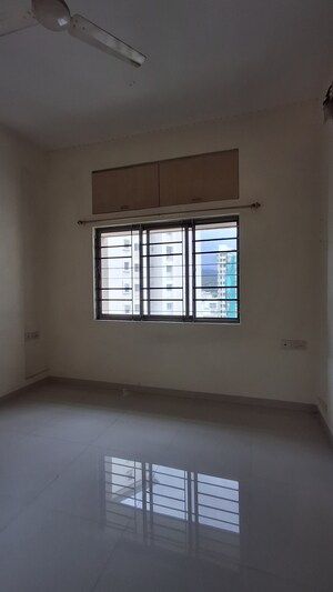 Room in 3 BHK Apartment at Bredco New Viceroy Park , Kandivali East – for Rent