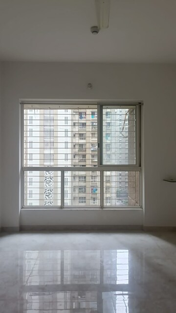 Room in 2 BHK Apartment at Lodha Amara, Kolshet Road – for Rent