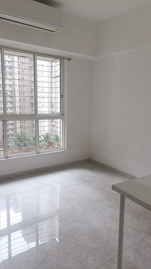 Room in 2 BHK Apartment at Lodha Amara, Kolshet Road – for Rent