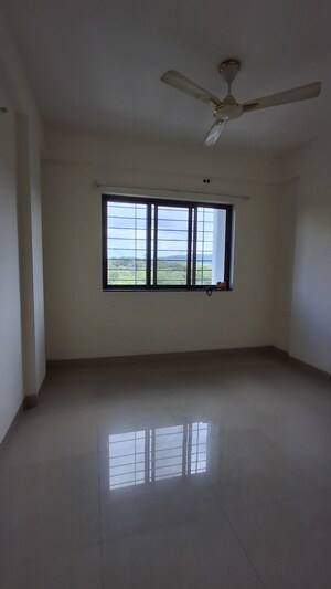 Room in 2 BHK Apartment at Raheja Reflections, Kandivali East – for Rent