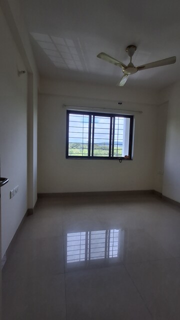 Room in 2 BHK Apartment at Raheja Reflections, Kandivali East – for Rent