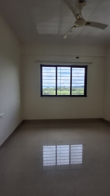 Room in 2 BHK Apartment at Raheja Reflections, Kandivali East – for Rent