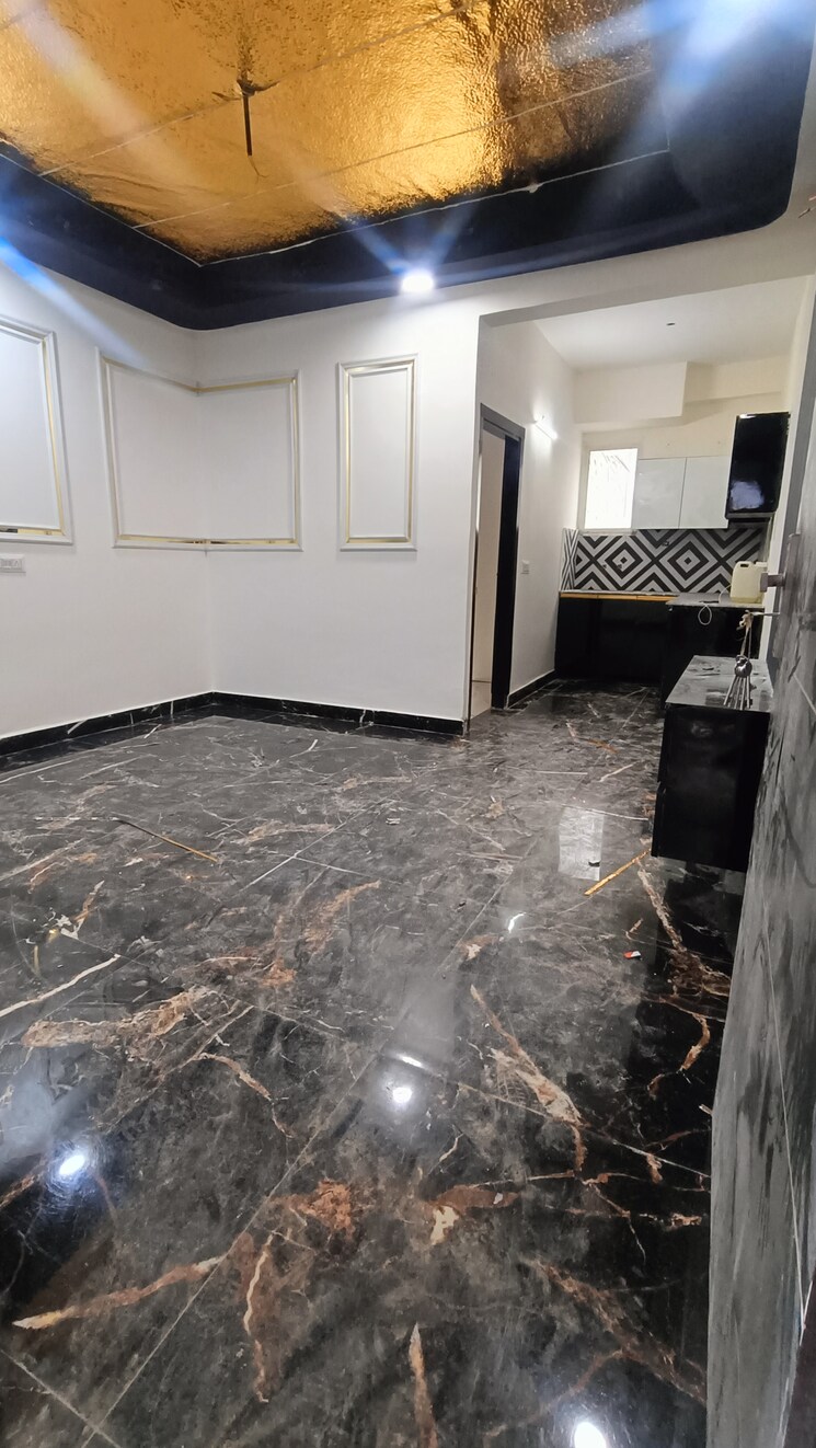  Parking, sector 73 1 Bedroom 700 Sq.Ft. Builder Floor In Sector 73 Noida 9219009