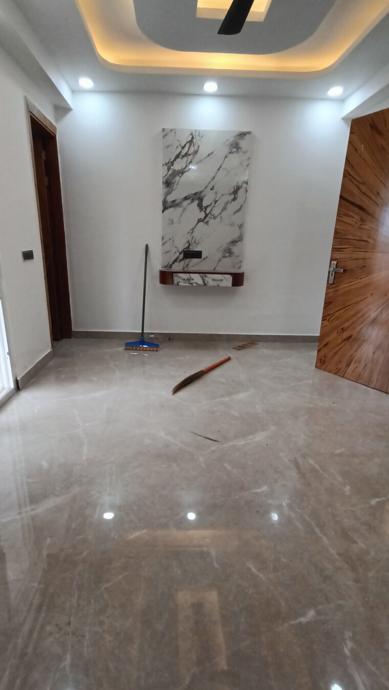 Room, sector 73 2 Bedroom 1050 Sq.Ft. Builder Floor In Sector 73 Noida 9219024