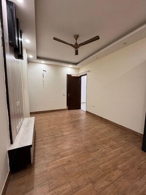Room in 2 BHK Builder Floor at Sector 57 – for Rent