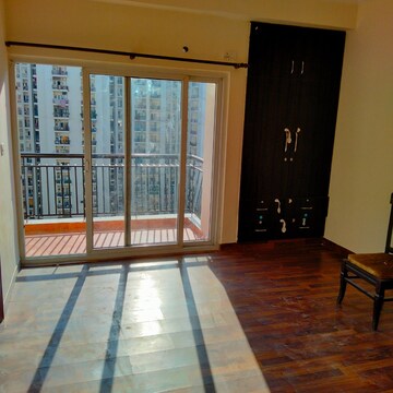 Room in 3 BHK Apartment at Antriksh Golf View, Sector 78 – for Rent