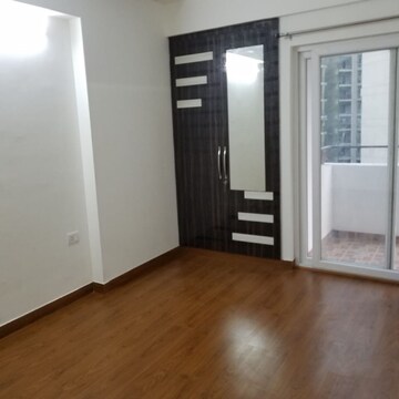 Room in 3 BHK Apartment at Express Zenith, Sector 77 – for Rent