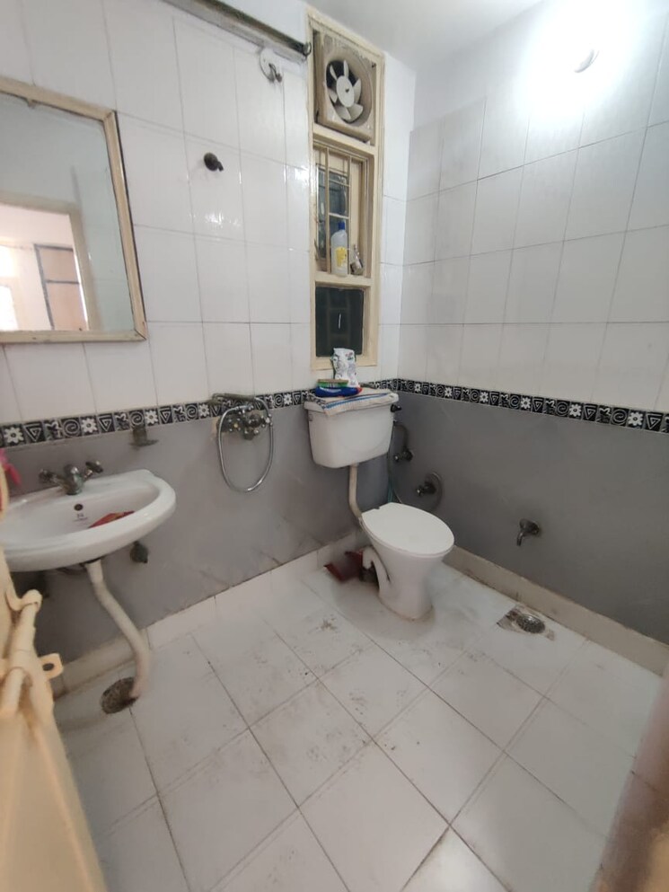 Bathroom, gaurs-galaxy 2 Bedroom 1000 Sq.Ft. Apartment In Vaishali Sector 5 Ghaziabad 9219137