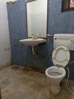 Bathroom in 3.5 BHK Apartment at Mahagun Morpheus, Sector 50 – for Sale