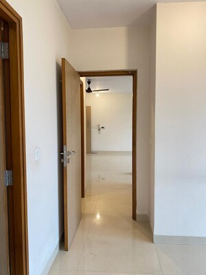 Room in 2 BHK Apartment at Pride Park Royale, Andheri East – for Rent
