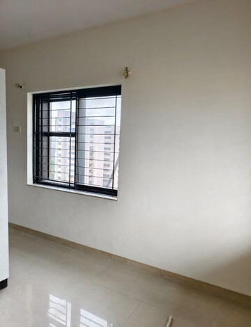 Room in 2 BHK Apartment at K Raheja Palm Spring, Malad West – for Rent