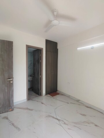 Room in 3 BHK Apartment at Emaar MGF Emerald Hills, Sector 65 – for Rent