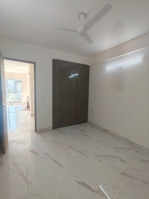 Room in 3 BHK Apartment at Emaar MGF Emerald Hills, Sector 65 – for Rent