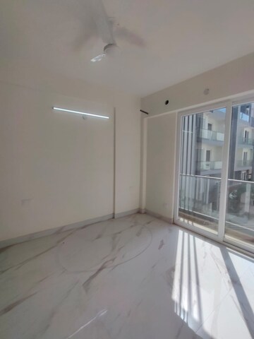 Room in 3 BHK Apartment at Emaar MGF Emerald Hills, Sector 65 – for Rent