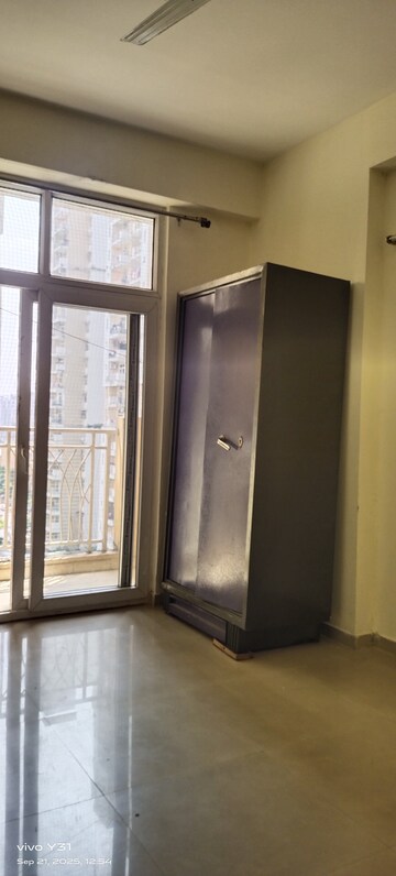 Room in 3 BHK Apartment at Mahagun Mywoods, Sector 16c Greater Noida – for Rent