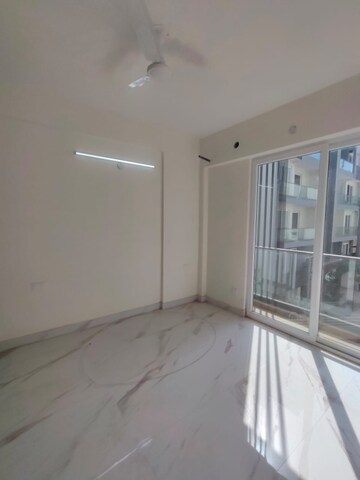 Room in 3 BHK Apartment at Emaar MGF Emerald Hills, Sector 65 – for Rent