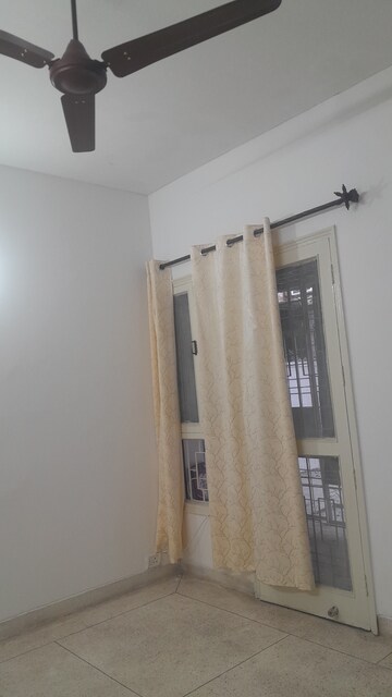 Furnished Amenities in 3 BHK Builder Floor at Unitech South City II, Sector 50 – for Rent