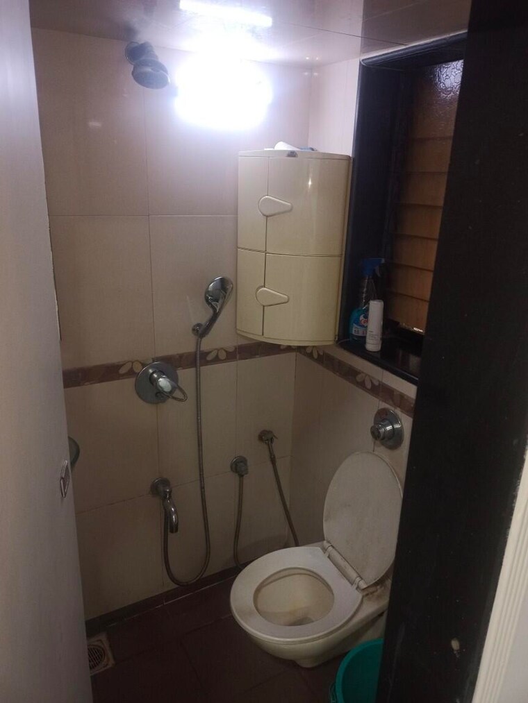 Bathroom, lokhandwala-complex 2 Bedroom 870 Sq.Ft. Apartment In Andheri West Mumbai 9219764