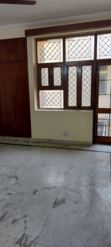 Room in 3 BHK Independent House at RWA Apartments Sector 40, Sector 40 – for Rent
