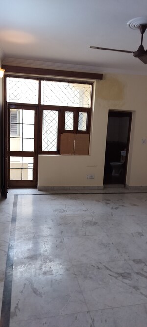 Room in 3 BHK Independent House at RWA Apartments Sector 40, Sector 40 – for Rent
