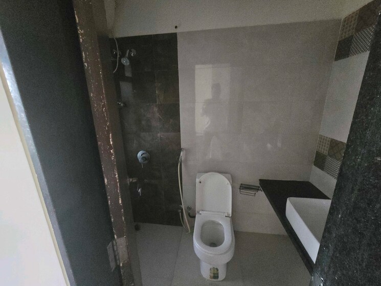 Bathroom, lokhandwala-complex 2 Bedroom 780 Sq.Ft. Apartment In Andheri West Mumbai 9219788