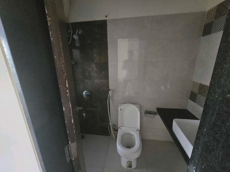 Bathroom, lokhandwala-complex 2 Bedroom 780 Sq.Ft. Apartment In Andheri West Mumbai 9219788
