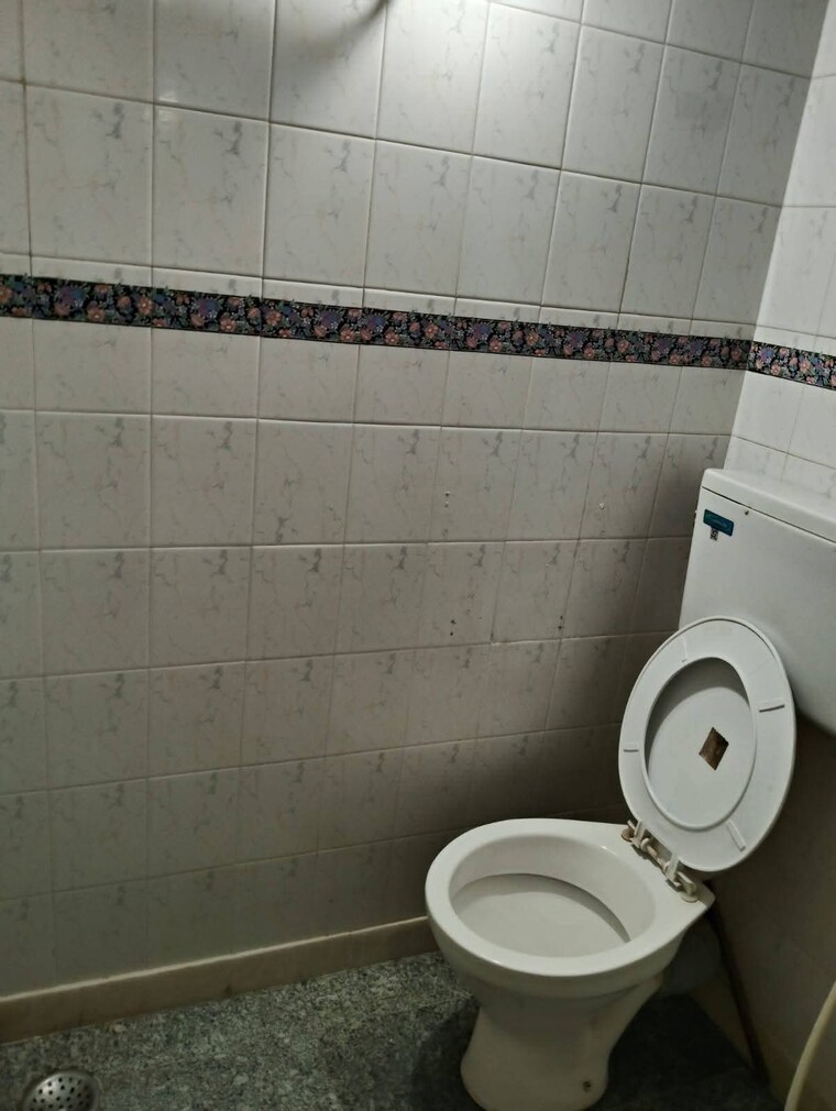 Bathroom, vile parle west 2 Bedroom 700 Sq.Ft. Apartment In Vile Parle West Mumbai 9219808