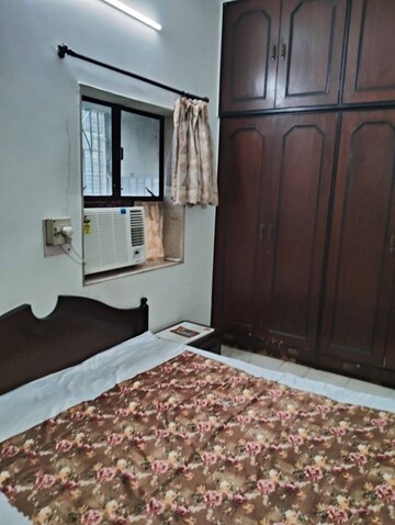 Bedroom in 2 BHK Apartment at Vile Parle West – for Rent