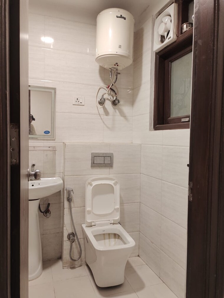 Bathroom, palm-residency-chhatarpur 3 Bedroom 1200 Sq.Ft. Builder Floor In Chattarpur Delhi 9219857