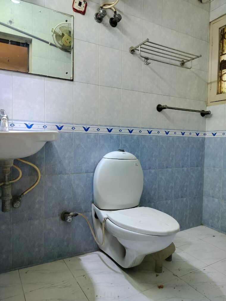 Bathroom, sarita-vihar-pocket-c-rwa 2.5 Bedroom 1350 Sq.Ft. Apartment In Sarita Vihar Delhi 9219864