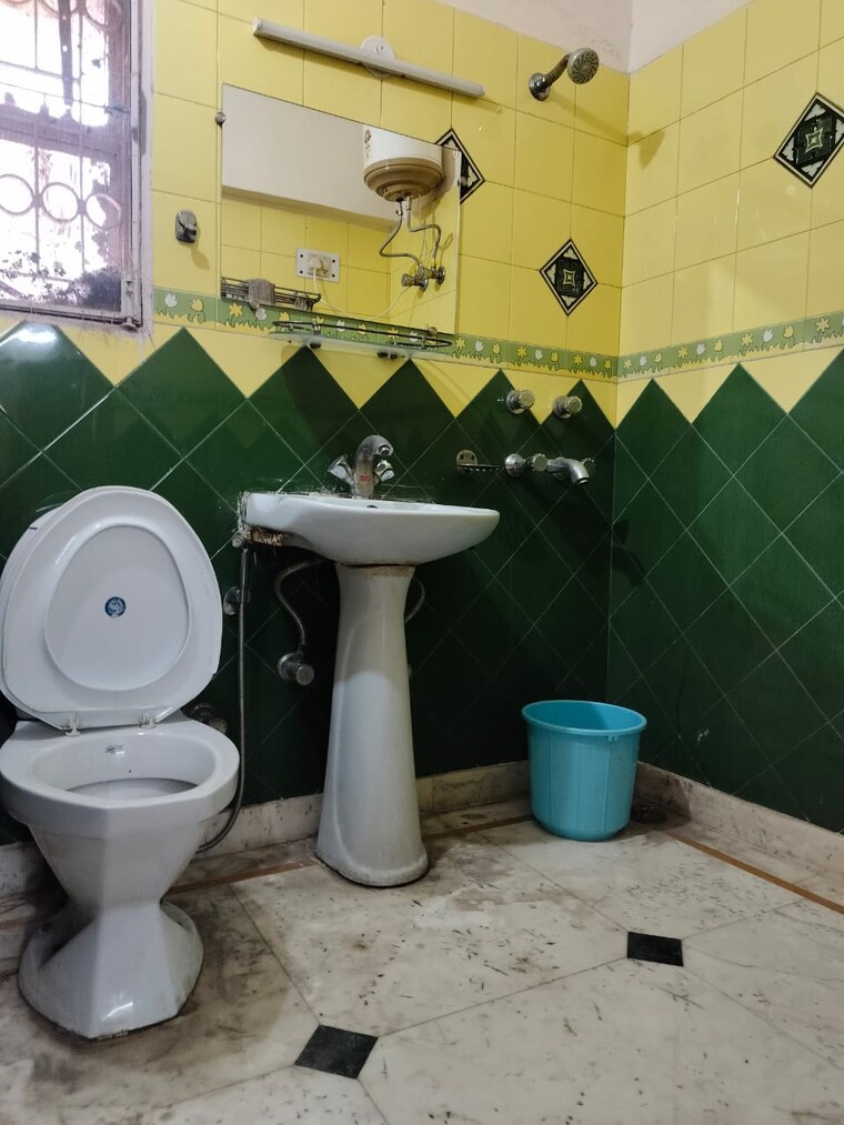 Bathroom, sarita vihar 3 Bedroom 1400 Sq.Ft. Apartment In Sarita Vihar Delhi 9219865