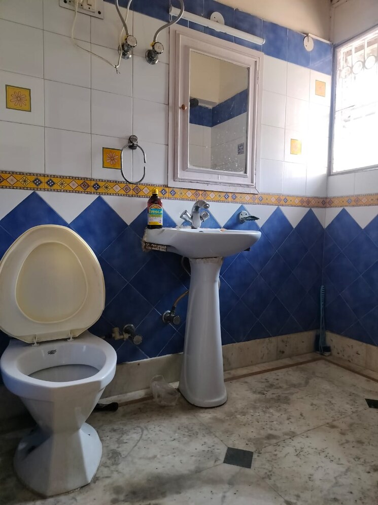 Attached Bathroom, sarita vihar 3 Bedroom 1400 Sq.Ft. Apartment In Sarita Vihar Delhi 9219865