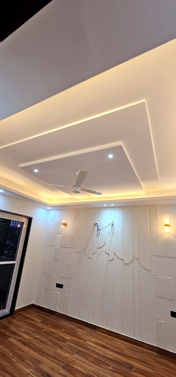 Furnished Amenities in 4 BHK Builder Floor at Unitech South City II, Sector 50 – for Sale