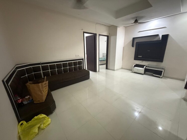 Room, kishanpura 3 Bedroom 125 Sq.Yd. Apartment In Kishanpura Zirakpur 9219968