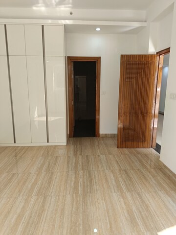 Room in 3 BHK Apartment at Supertech ORB, Sector 74 – for Rent