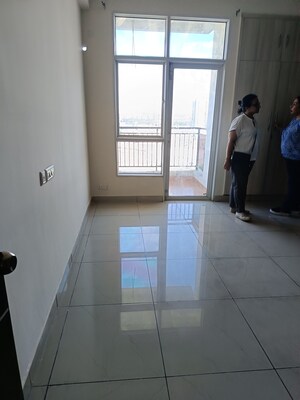 Room in 3 BHK Apartment at Supertech ORB, Sector 74 – for Rent