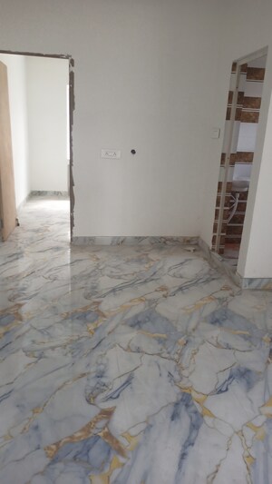 Room in 3 BHK Apartment at Kundan Plaza, Chinar Park – for Rent